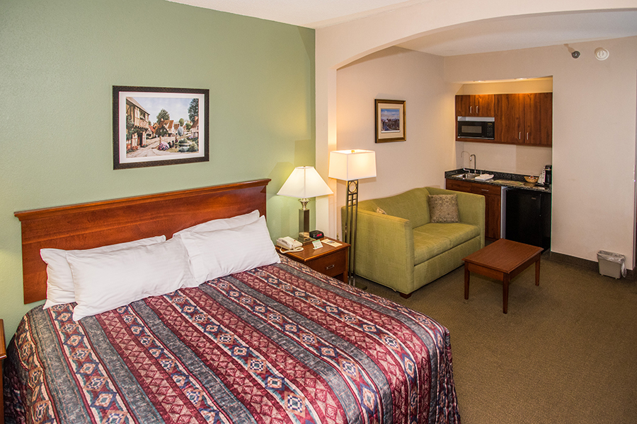 Hotel rooms with sleeper sofas in Orange, Virginia at Round Hill Inn