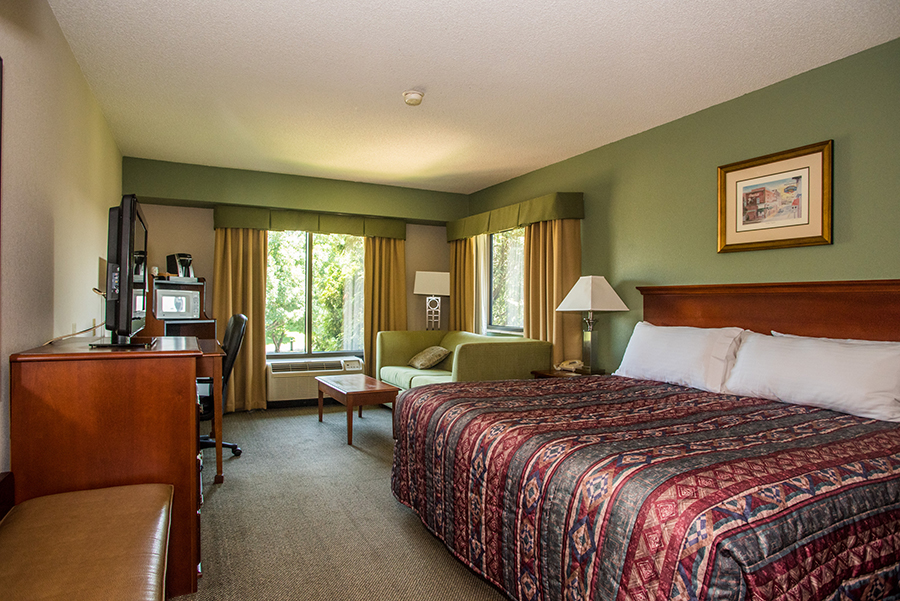 king bed rooms in Orange, Virginia at Round Hill Inn